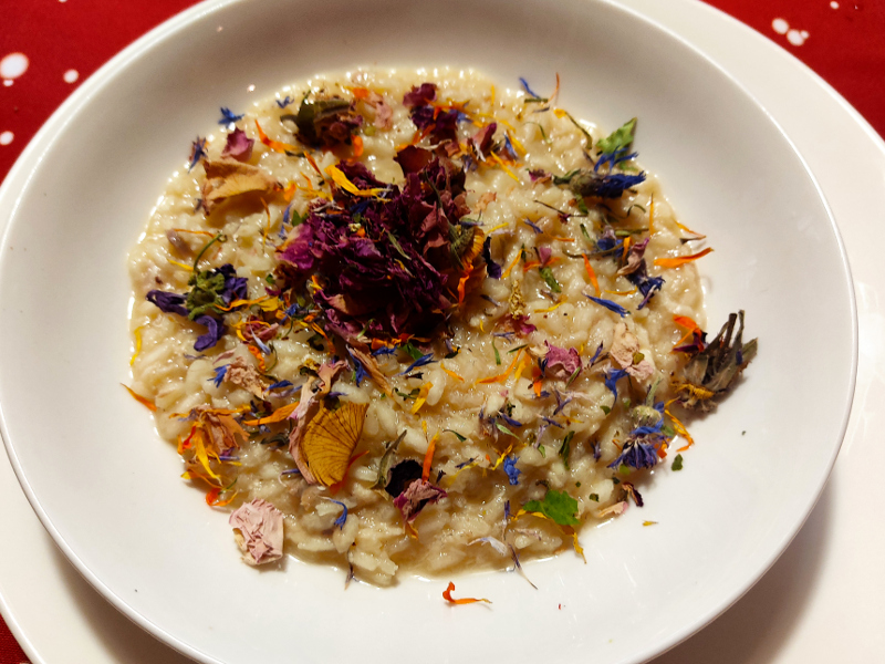 Risotto di branzino e fiori eduli